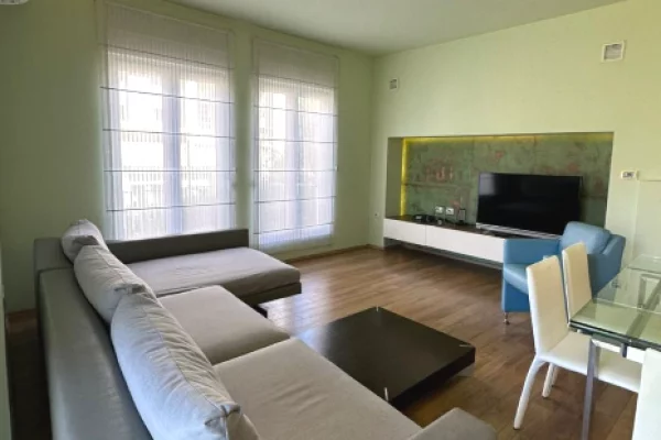 Shtepi me qera Vila Luksoze ne Tirane, 4+1, Mobilimi E mobiluar, Pagesa 250,000  Leke.