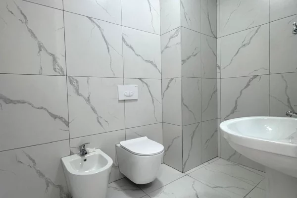 Shtepi ne shitje Apartament ne Tirane, 2+1, Mobilimi E mobiluar, Pagesa 118,300  Euro.