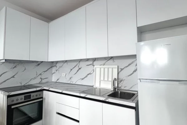 Shtepi ne shitje Apartament ne Tirane, 2+1, Mobilimi E mobiluar, Pagesa 118,300  Euro.