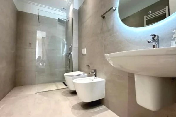 Shtepi me qera Apartament ne Tirane, 3+1, Mobilimi E mobiluar, Pagesa 2,000  Euro.