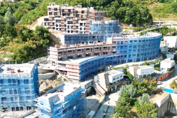 Shtepi ne shitje Duplex(shtepi me 2 kate) ne Tirane, 2+1, Mobilimi Bosh, pa mobiluar, Pagesa 370,000  Euro.