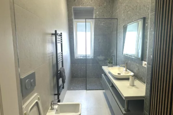 Shtepi me qera Apartament ne Tirane, 2+1, Mobilimi E mobiluar, Pagesa 85,000  Leke.