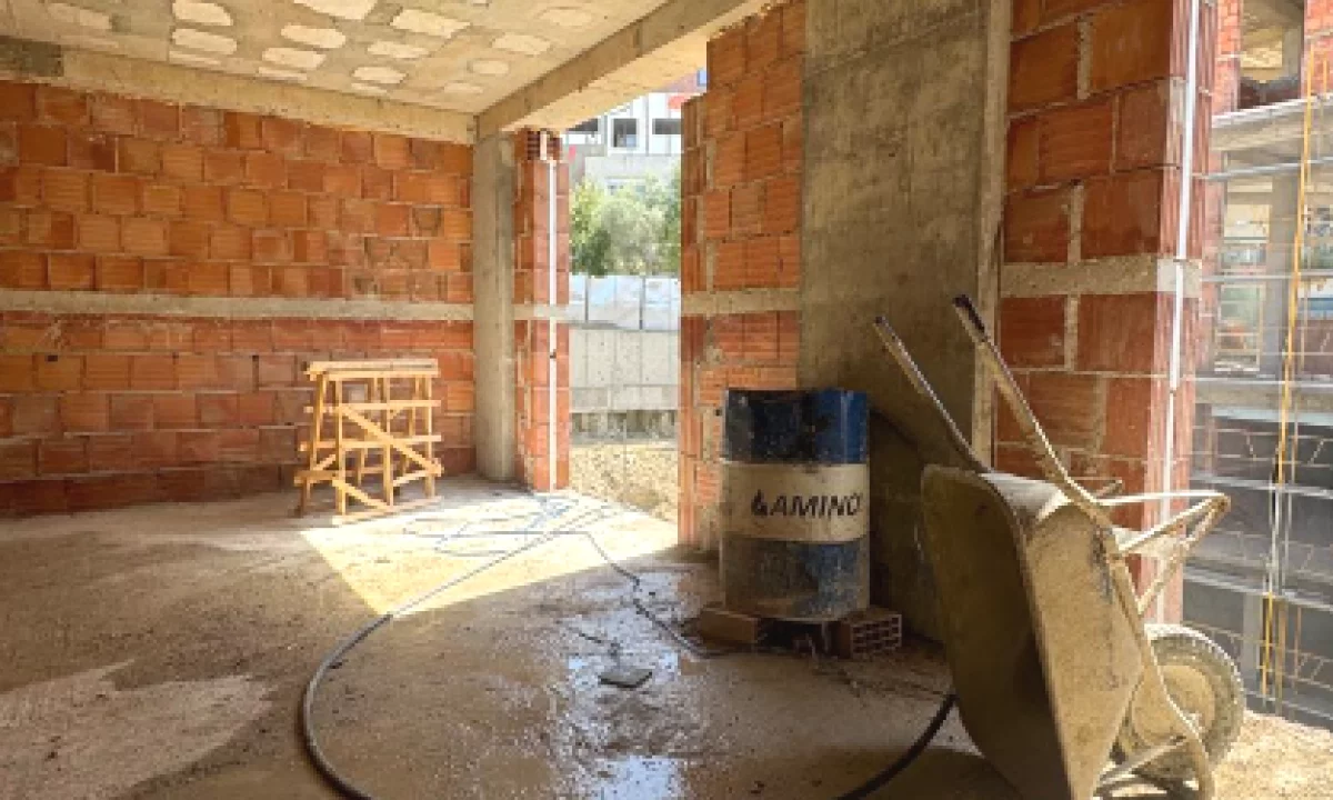 Shtepi ne shitje Apartament ne Tirane, 1+1, Mobilimi Bosh, pa mobiluar, Pagesa 101,700  Euro.