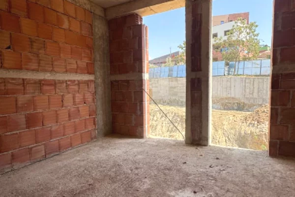Shtepi ne shitje Apartament ne Tirane, 1+1, Mobilimi Bosh, pa mobiluar, Pagesa 101,700  Euro.