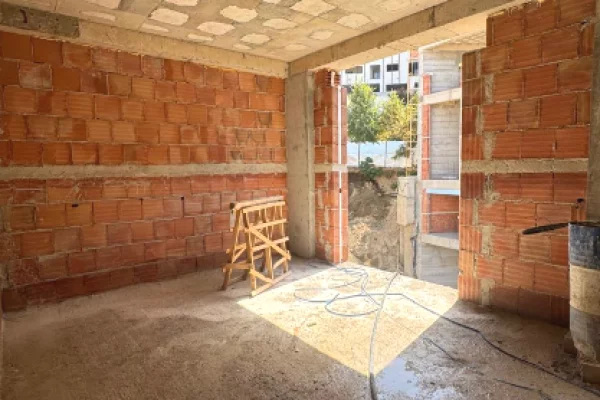 Shtepi ne shitje Apartament ne Tirane, 1+1, Mobilimi Bosh, pa mobiluar, Pagesa 101,700  Euro.