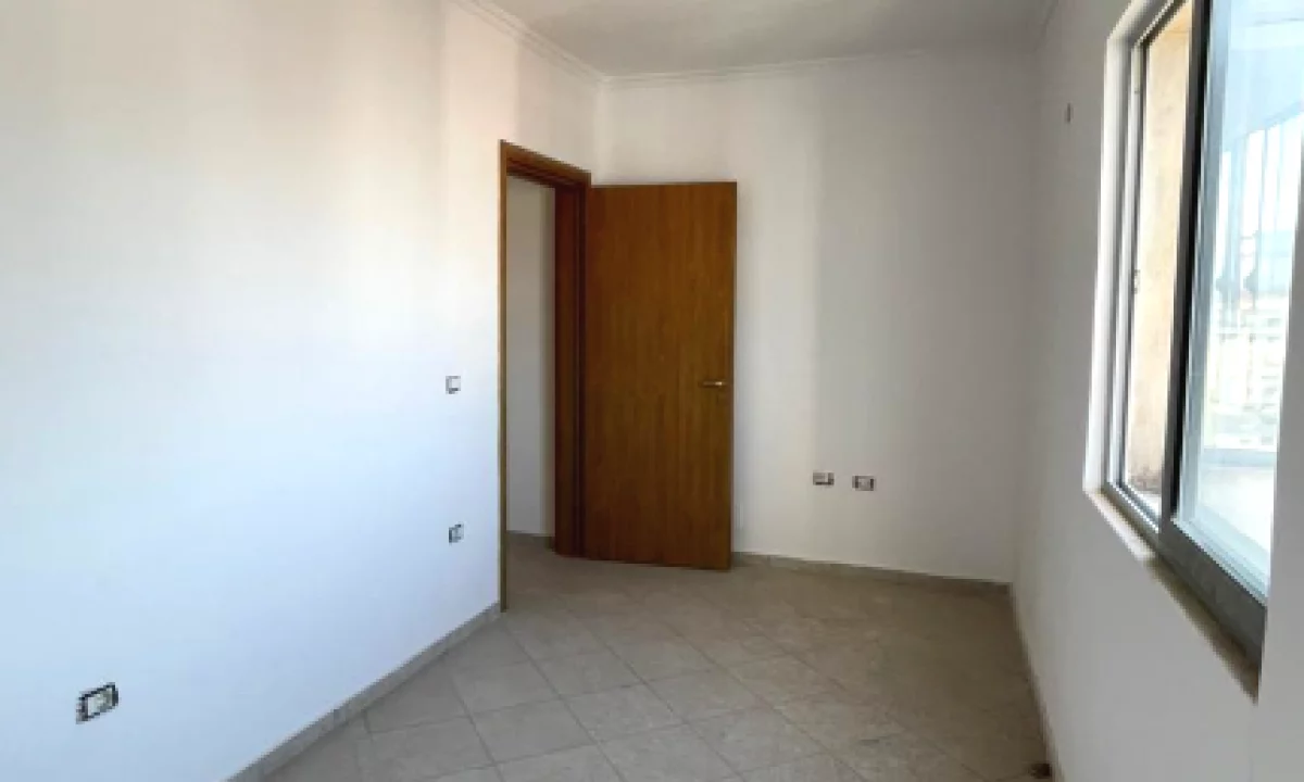 Shtepi ne shitje Apartament ne Tirane, 2+1, Mobilimi Bosh, pa mobiluar, Pagesa 123,000  Euro.