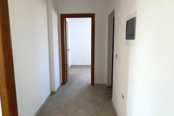 Shtepi ne shitje Apartament ne Tirane, 2+1, Mobilimi Bosh, pa mobiluar, Pagesa 123,000  Euro.