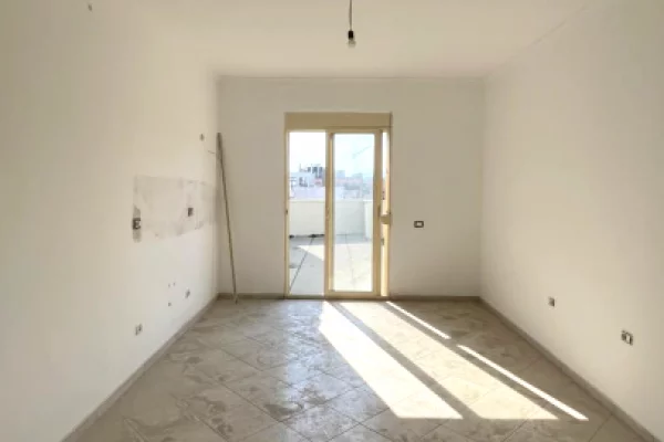 Shtepi ne shitje Apartament ne Tirane, 2+1, Mobilimi Bosh, pa mobiluar, Pagesa 123,000  Euro.