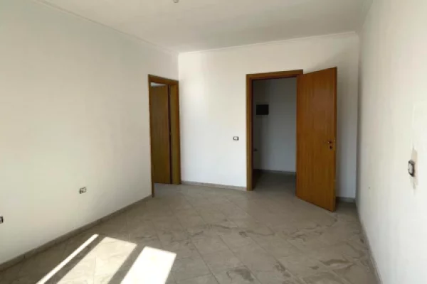 Shtepi ne shitje Apartament ne Tirane, 2+1, Mobilimi Bosh, pa mobiluar, Pagesa 123,000  Euro.