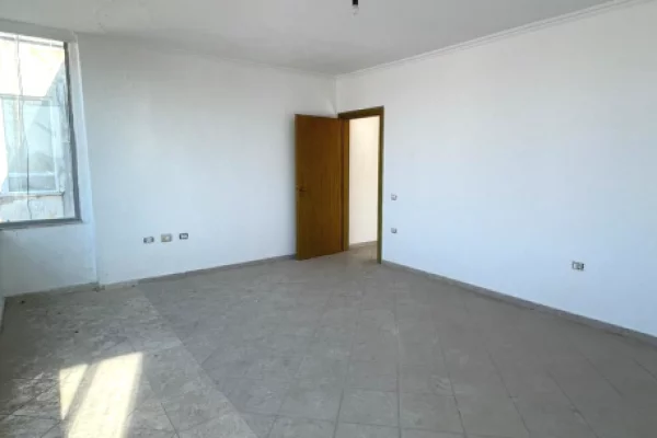 Shtepi ne shitje Apartament ne Tirane, 2+1, Mobilimi Bosh, pa mobiluar, Pagesa 123,000  Euro.