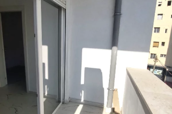 Shtepi me qera Apartament ne Tirane, 2+1, Mobilimi Bosh, pa mobiluar, Pagesa 850  Euro.