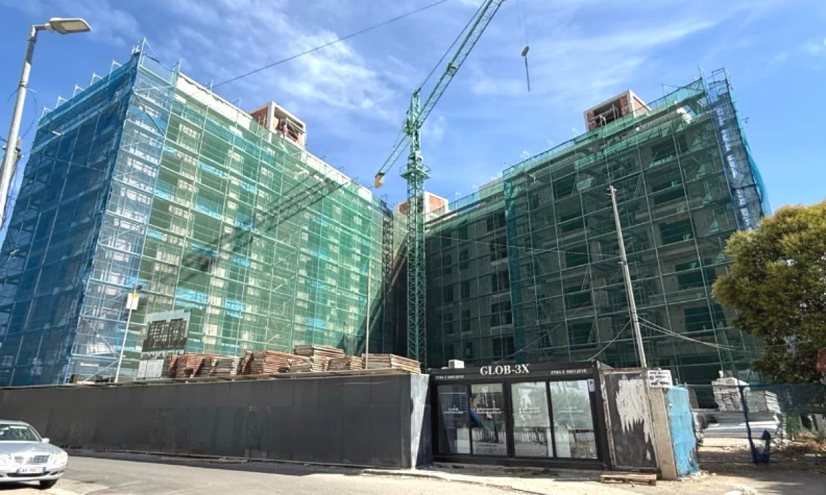 Shtepi ne shitje Apartament ne Tirane, 2+1, Mobilimi Bosh, pa mobiluar, Pagesa 132,000  Euro.