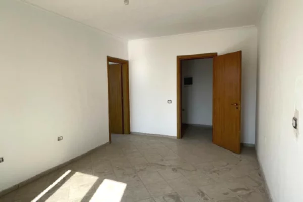 Shtepi ne shitje Apartament ne Tirane, 2+1, Mobilimi Bosh, pa mobiluar, Pagesa 12,000,000  Leke.