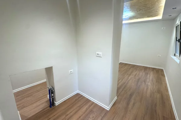 Shtepi ne shitje Apartament ne Tirane, Garsoniere, Mobilimi Bosh, pa mobiluar, Pagesa 110,000  Euro.