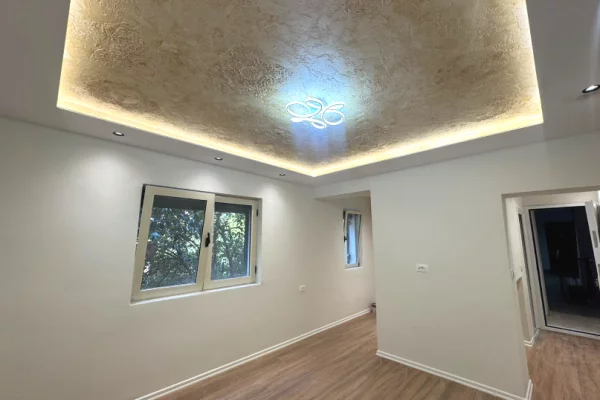 Shtepi ne shitje Apartament ne Tirane, Garsoniere, Mobilimi Bosh, pa mobiluar, Pagesa 110,000  Euro.