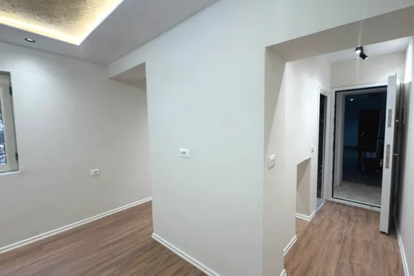 Shtepi ne shitje Apartament ne Tirane, Garsoniere, Mobilimi Bosh, pa mobiluar, Pagesa 110,000  Euro.