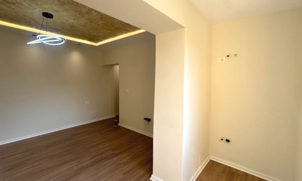Shtepi ne shitje Apartament ne Tirane, 1+1, Mobilimi Bosh, pa mobiluar, Pagesa 140,000  Euro.