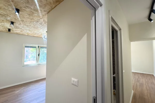 Shtepi ne shitje Apartament ne Tirane, 1+1, Mobilimi Bosh, pa mobiluar, Pagesa 140,000  Euro.