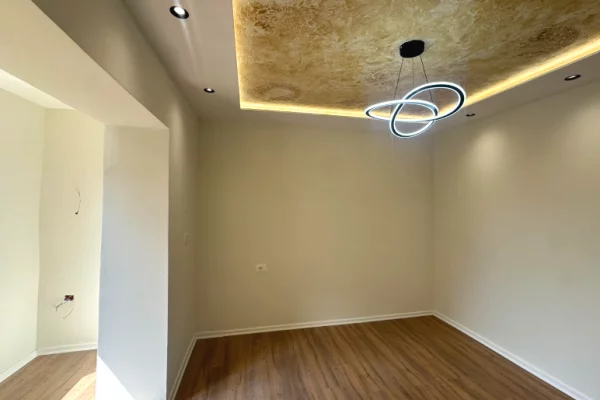 Shtepi ne shitje Apartament ne Tirane, 1+1, Mobilimi Bosh, pa mobiluar, Pagesa 140,000  Euro.
