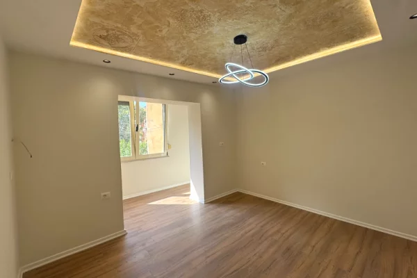 Shtepi ne shitje Apartament ne Tirane, 1+1, Mobilimi Bosh, pa mobiluar, Pagesa 140,000  Euro.