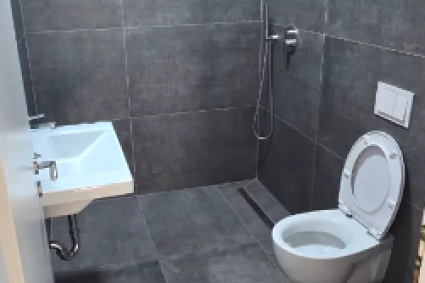 JEPET ME QIRA AMBIENT ZYRE 110 m2 | Rr KAVAJES  (RRUGA MIHAL DURI)