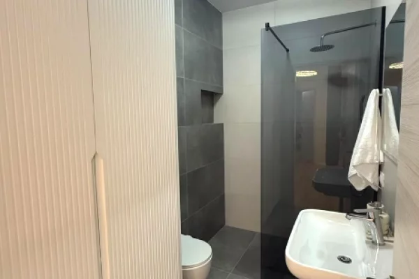 Shtepi ne shitje Apartament ne Tirane, 2+1, Mobilimi E mobiluar, Pagesa 320,000  Euro.