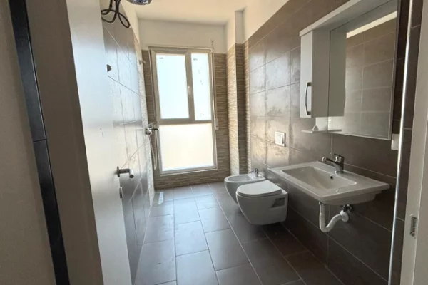 Shtepi me qera Apartament ne Tirane, 2+1, Mobilimi E mobiluar, Pagesa 80,000  Leke.