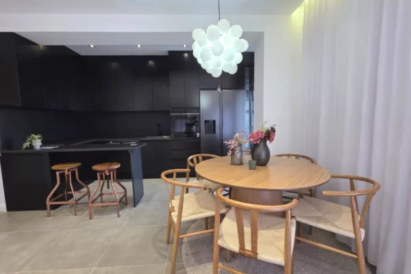 Shtepi me qera Apartament ne Tirane, 3+1, Mobilimi E mobiluar, Pagesa 1,700  Euro.