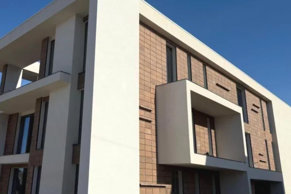 SHITET APARTAMENT 1+1 ME VERANDË, 1 POST PARKIM | TULIPAN RESIDENCE – PRANË TEG