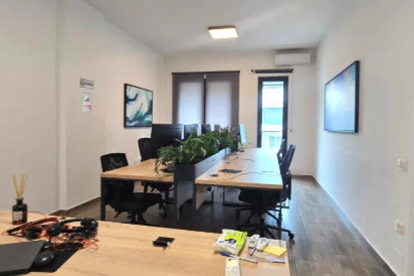 Ambient biznesi me qera 3+1 ne Tirane - 950 Euro