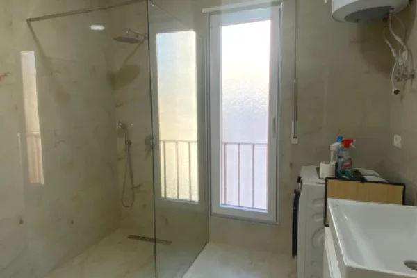 Shtepi me qera Apartament ne Tirane, 2+1, Mobilimi E mobiluar, Pagesa 85,000  Leke.