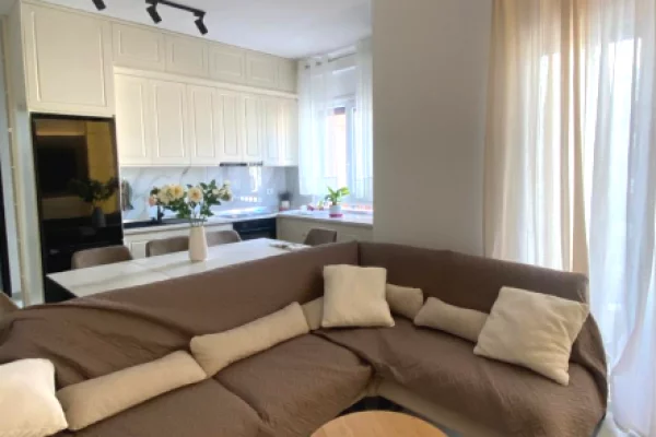 Shtepi me qera 2+1 ne Tirane - 85,000 Leke
