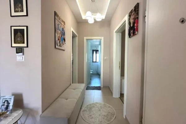 Shtepi me qera Apartament ne Tirane, 2+1, Mobilimi E mobiluar, Pagesa 750  Euro.