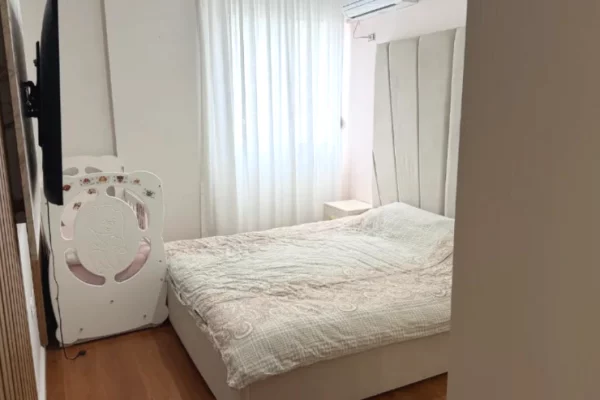 Shtepi me qera Apartament ne Tirane, 2+1, Mobilimi E mobiluar, Pagesa 750  Leke.