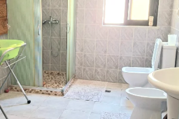 Shtepi me qera Apartament ne Tirane, 2+1, Mobilimi E mobiluar, Pagesa 80,000  Leke.