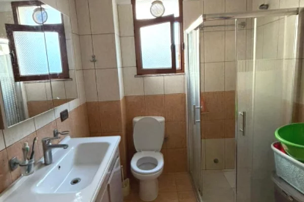 Shtepi me qera Apartament ne Tirane, 3+1, Mobilimi E mobiluar, Pagesa 50,000  Leke.