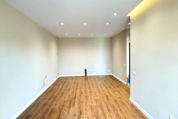 Shtepi ne shitje Apartament ne Tirane, 1+1, Mobilimi Bosh, pa mobiluar, Pagesa 132,700  Euro.