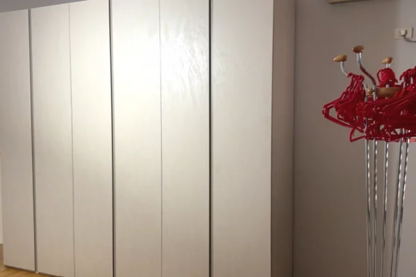 Shtepi me qera Apartament ne Tirane, 2+1, Mobilimi E mobiluar, Pagesa 80,000  Leke.