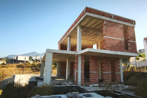 Shtepi ne shitje Vila Luksoze ne Tirane, 4+1, Mobilimi Bosh, pa mobiluar, Pagesa 530,000  Euro.