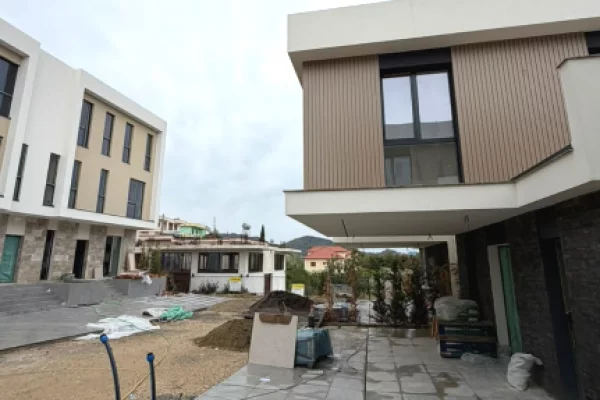 Shtepi ne shitje Vila Luksoze ne Tirane, 3+1, Mobilimi Bosh, pa mobiluar, Pagesa 382,771  Euro.