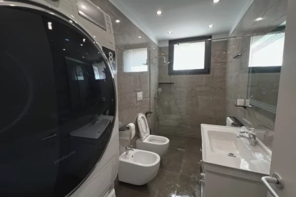 Shtepi me qera Apartament ne Tirane, 2+1, Mobilimi E mobiluar, Pagesa 1,700  Euro.