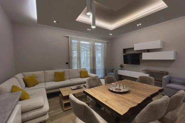 Shtepi me qera Apartament ne Tirane, 2+1, Mobilimi E mobiluar, Pagesa 1,700  Euro.