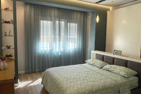 Shtepi me qera Apartament ne Tirane, 3+1, Mobilimi E mobiluar, Pagesa 130,000  Leke.