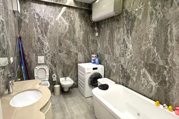 Shtepi me qera Apartament ne Tirane, 3+1, Mobilimi E mobiluar, Pagesa 130,000  Leke.