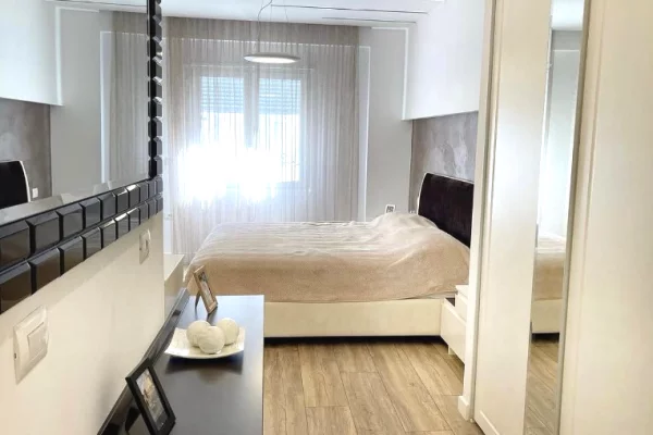 Shtepi me qera Apartament ne Tirane, 3+1, Mobilimi E mobiluar, Pagesa 130,000  Leke.