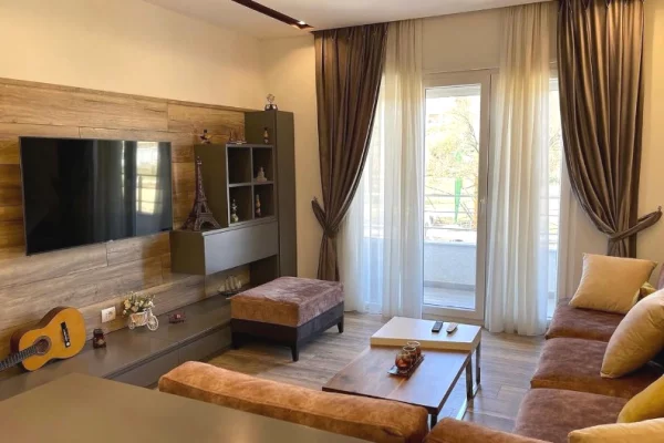 Shtepi me qera Apartament ne Tirane, 3+1, Mobilimi E mobiluar, Pagesa 130,000  Leke.