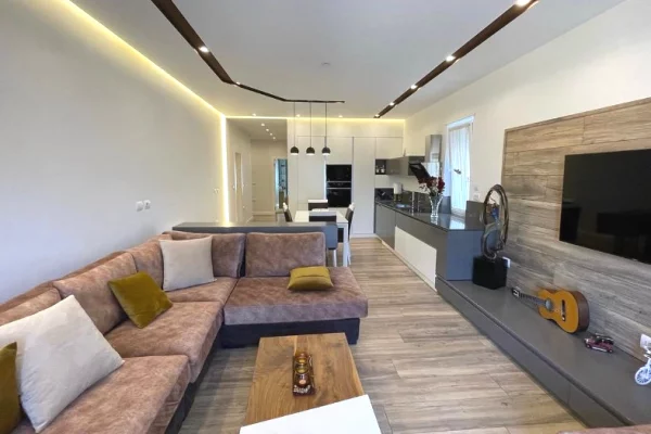 Shtepi me qera Apartament ne Tirane, 3+1, Mobilimi E mobiluar, Pagesa 130,000  Leke.