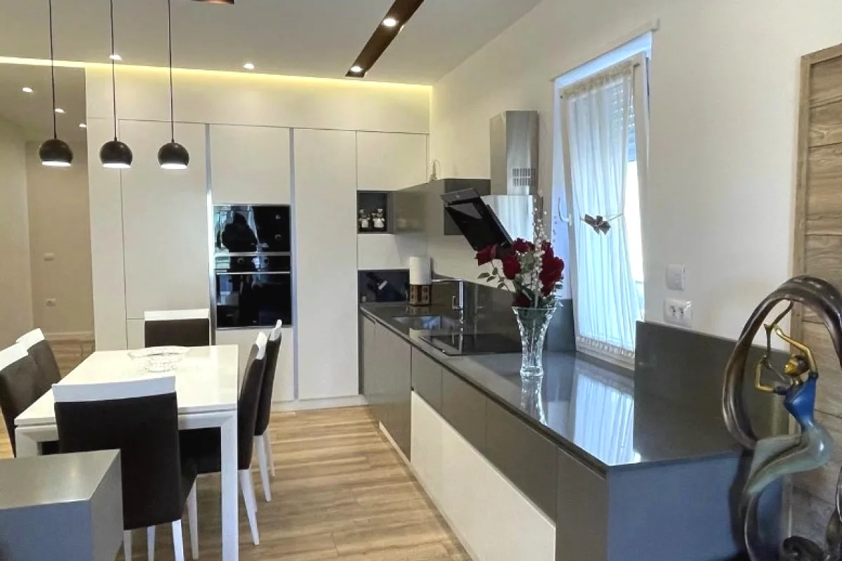Shtepi me qera Apartament ne Tirane, 3+1, Mobilimi E mobiluar, Pagesa 130,000  Leke.