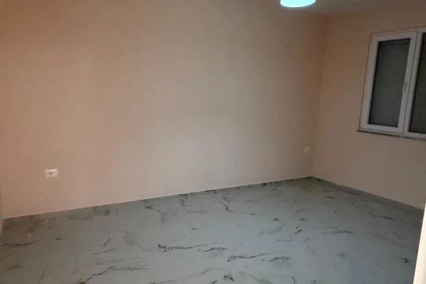 JEPET ME QIRA GODINE 2-KATESHE | RRUGA E ELBASANIT | 240 m2