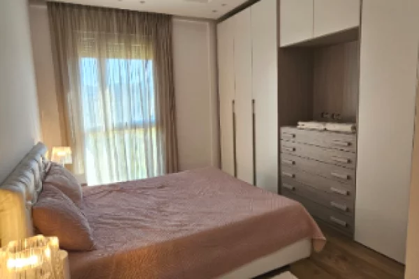 Shtepi me qera Apartament ne Tirane, 2+1, Mobilimi E mobiluar, Pagesa 1,200  Euro.